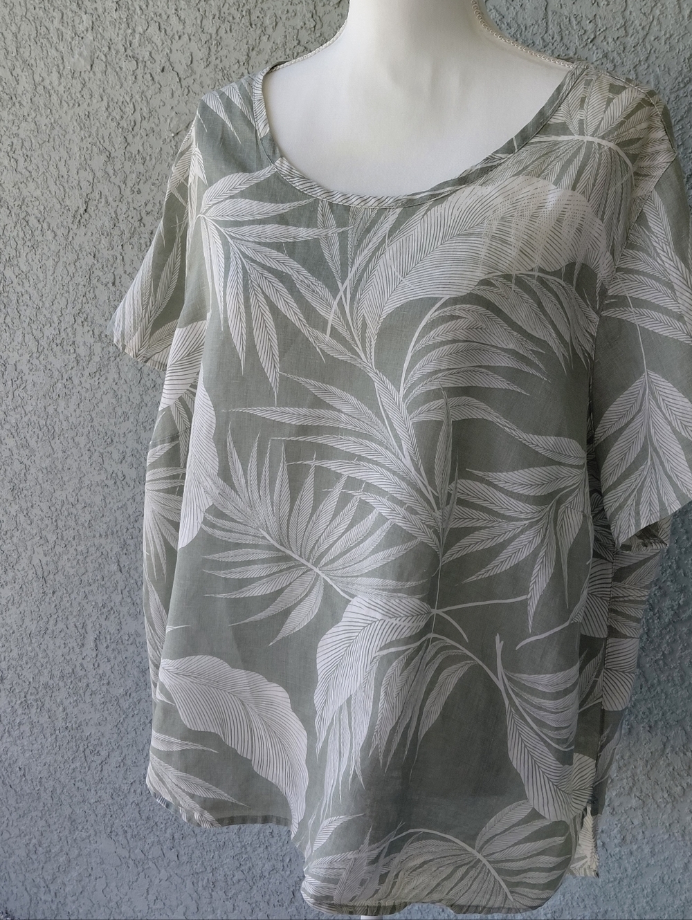Tahari Sage Linen  Leaf Print Short Sleeve Top